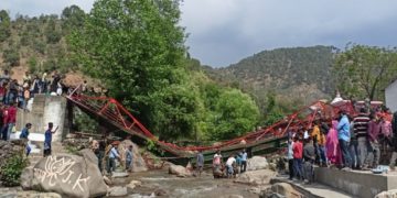 بیساکھی کی تقریبات کے دوران فٹ برج گرآیا