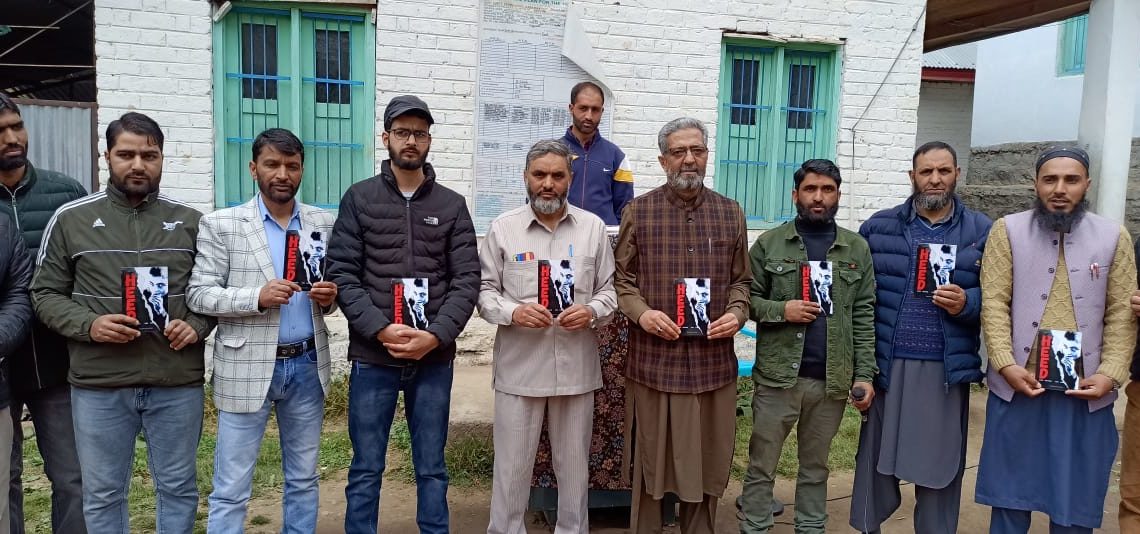 کارملہ ترال میںطالب علم کا تحریرکردہ انگریزی شاعری مجموعہ ”HEED“ کی رسم رونمائی
