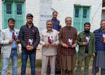 کارملہ ترال میںطالب علم کا تحریرکردہ انگریزی شاعری مجموعہ ”HEED“ کی رسم رونمائی