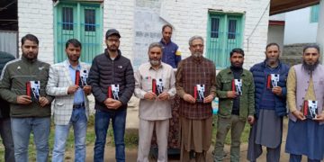 کارملہ ترال میںطالب علم کا تحریرکردہ انگریزی شاعری مجموعہ ”HEED“ کی رسم رونمائی