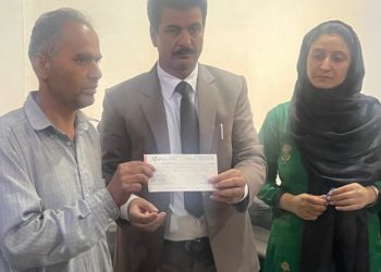 لیبر کمشنر جے اینڈ کے نے لیبر سرائے کی تعمیر کے لیے مجوزہ جگہوں کا جائزہ لینے کے لیے پلوامہ کا دورہ کیا۔