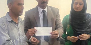 لیبر کمشنر جے اینڈ کے نے لیبر سرائے کی تعمیر کے لیے مجوزہ جگہوں کا جائزہ لینے کے لیے پلوامہ کا دورہ کیا۔
