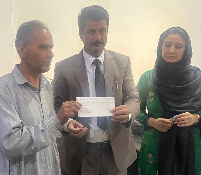 لیبر کمشنر جے اینڈ کے نے لیبر سرائے کی تعمیر کے لیے مجوزہ جگہوں کا جائزہ لینے کے لیے پلوامہ کا دورہ کیا۔