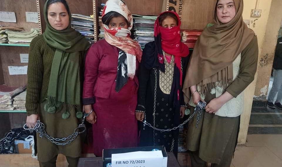 بارہمولہ میں2 خواتین 3 منشیات فروشوں گرفتار