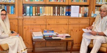 جموں و کشمیروقف بورڈکی چیئرپرسن درخشاں اندرابی لیفٹنٹ گورنر منوج سنہا کیساتھ ملاقات