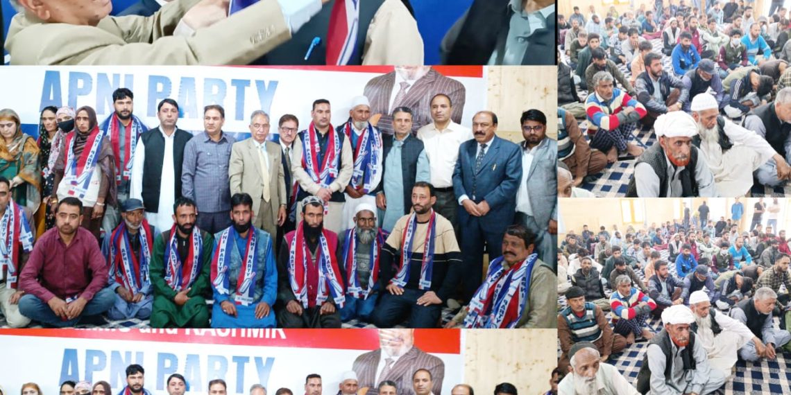 ڈی ڈی سی ممبرآری پل منظور گنائی درجنوں کارکنان سمیت اپنی پارٹی میں شامل