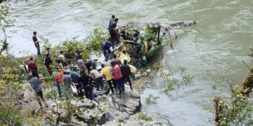 کشتواڑ میں ہنگامی لینڈنگ کے دوران فوجی ہیلی کاپٹر حادثے کاشکار