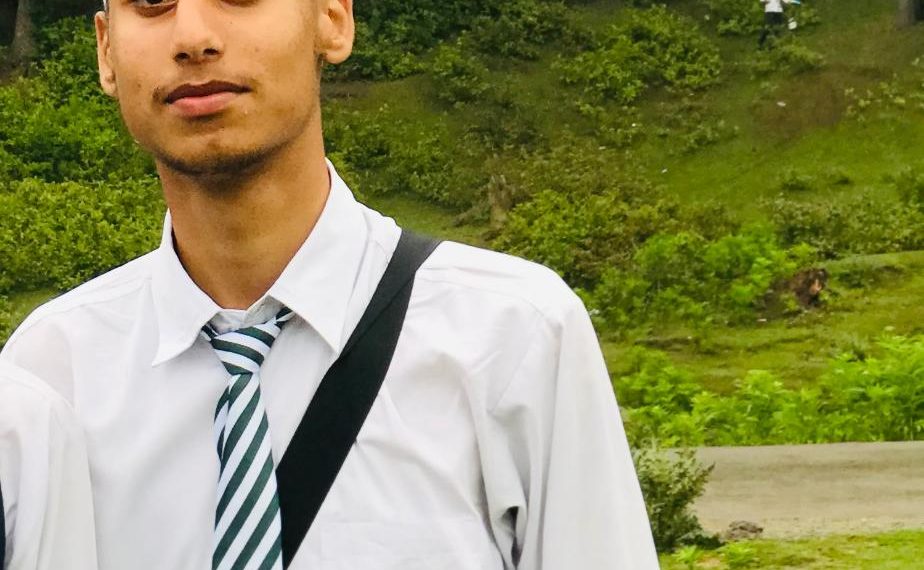 پارلیمنٹ میں منعقدہ ”اپنے آئین کو جانو“ترال کے طالب علم کی شرکت