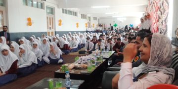 جموں کشمیر کی خاتون پائلٹ سمیع آرا نے مونارک اسکول کے بچوں کے ساتھ بات چیت کی۔
