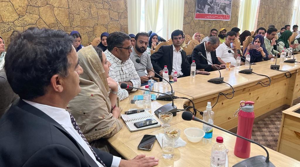 محکمہ لیبر پلوامہ نے آئی جی سی لاسی پورہ میں چائلڈ لیبر کے خلاف عالمی دن پر بیداری پروگرام کا انعقاد کیا
