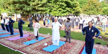 لیفٹنٹ گورنر کی زیرصدارت سری نگرمیں ’بین الااقوامی یوگاڈے‘تقریبات کابڑے پیمانے اہتمام ،سینکڑوں اورحکام کی شرکت