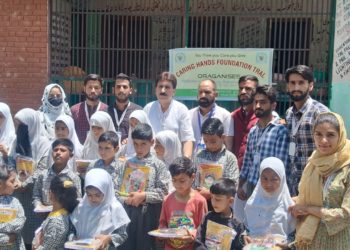 ”کیرینگ ہینڈس فونڈیشن “ترال کی جانب سے طلباءمیں سٹیشنری تقسیم