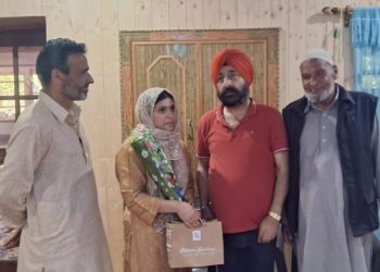 ڈی ڈی سی ممبر ترال ڈاکٹر ہر بخش سنگھ نے ماہرہ شاہ کو مبارک باد پیش کی