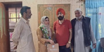 ڈی ڈی سی ممبر ترال ڈاکٹر ہر بخش سنگھ نے ماہرہ شاہ کو مبارک باد پیش کی