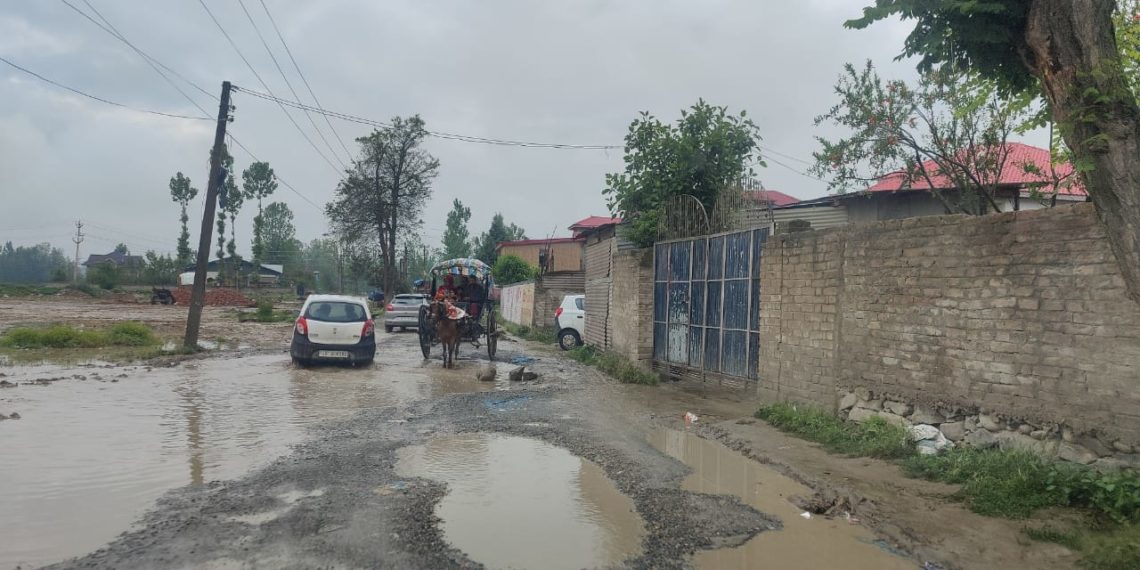 اونتی پورہ سے کوئل پلوامہ تک رابط سڑک بیشتر مقامات پر خستہ حال