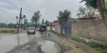 اونتی پورہ سے کوئل پلوامہ تک رابط سڑک بیشتر مقامات پر خستہ حال