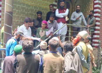 الطاف ٹھاکر نے بٹ نور ترال کا دورہ کیا