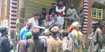 الطاف ٹھاکر نے بٹ نور ترال کا دورہ کیا