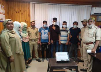 پولیس نے بارہمولہ میں جسم فروشی کے ریکیٹ کا پردہ فاش کیا۔ 2 خواتین سمیت 6 گرفتار