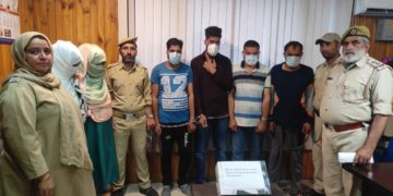 پولیس نے بارہمولہ میں جسم فروشی کے ریکیٹ کا پردہ فاش کیا۔ 2 خواتین سمیت 6 گرفتار