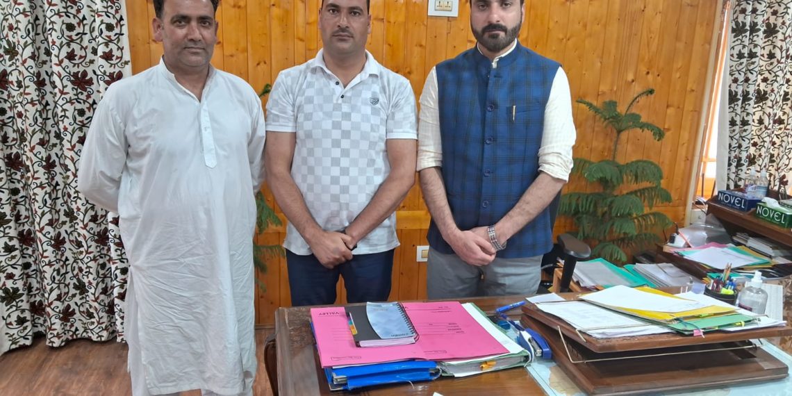 ڈی ڈی سی ممبر آری پل و اپنی پارٹی صوبائی سیکٹری یوتھ ونگ منظورگنائی ڈپٹی کمشنر پلوامہ ملاقی۔