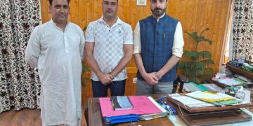 ڈی ڈی سی ممبر آری پل و اپنی پارٹی صوبائی سیکٹری یوتھ ونگ منظورگنائی ڈپٹی کمشنر پلوامہ ملاقی۔