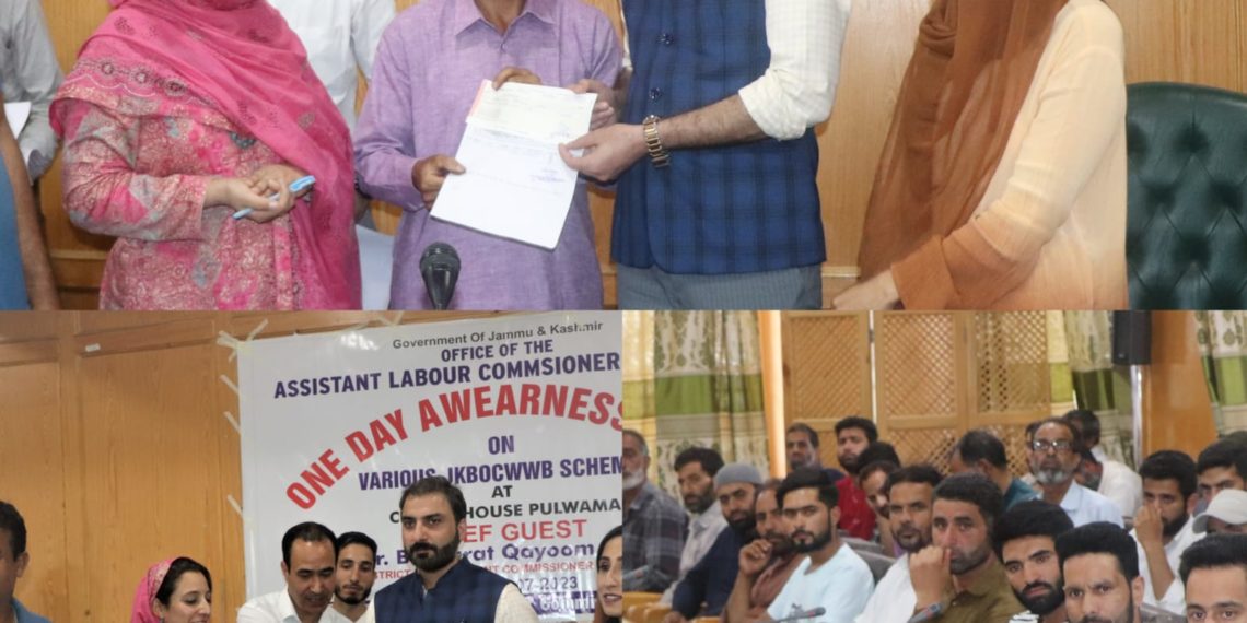پلوامہ میں بلڈنگ اور دیگر تعمیراتی کارکنوں کے لیے جانکاری کیمپ منعقد