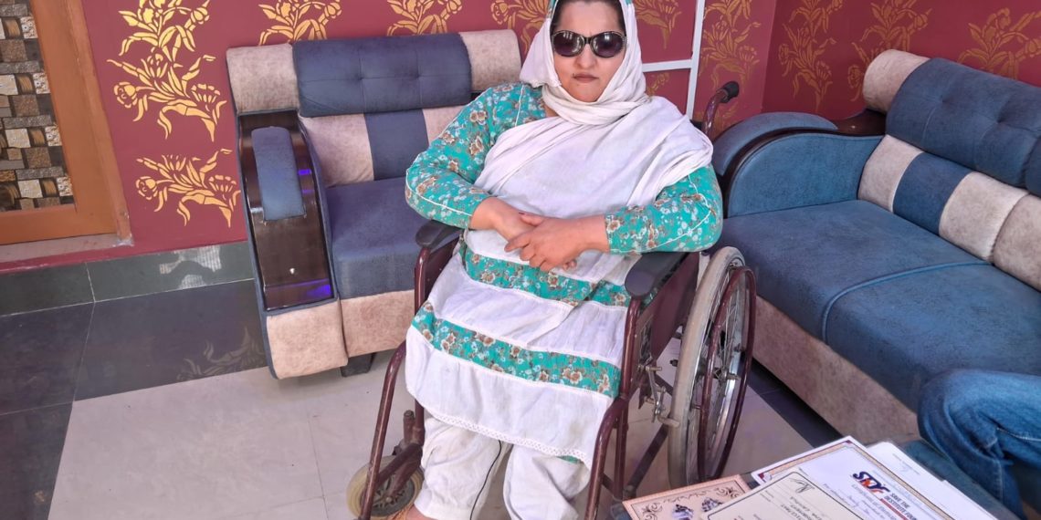 سرینگر کی خصوصی طور پر معذور خاتون کا کارنامہ