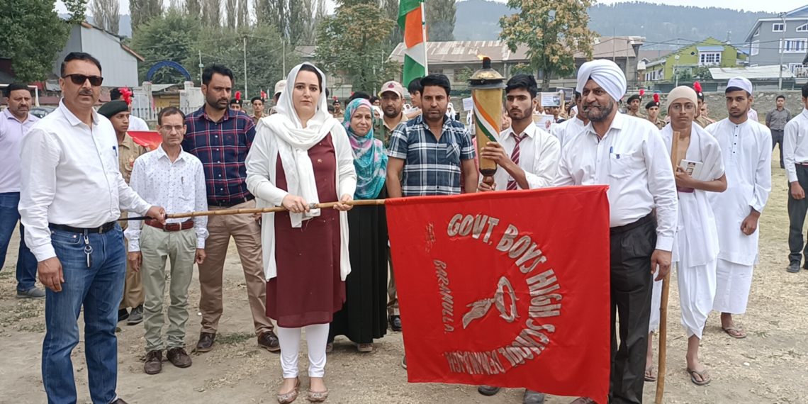 ضلع ترقیاتی کمشنر بارہمولہ نے جی ایچ ایس دیوان باغ سے ’ شانتی یاترا‘ کو جھنڈی دِکھا کر روانہ کیا