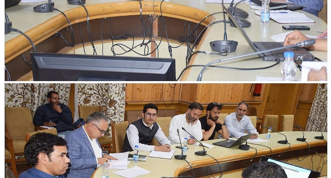 صوبائی کمشنر کشمیر نے صحت ، سکولی تعلیم اور ایف سی ایس اور سی اے محکموں کے کام کاج کا جائزہ لیا