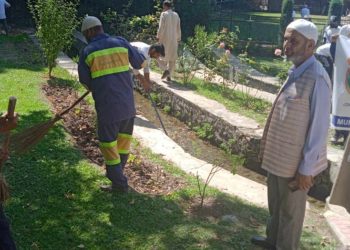 میونسپل کمیٹی ترال کی جانب سے” سوچھتا ہی سیوا “کے تحت صفائی مہم جاری