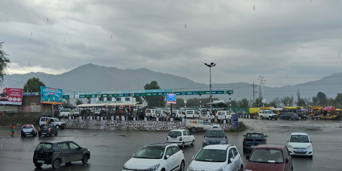بس اسٹینڈ ترال میںقریب 5کروڑ روپے کا شاپنگ کمپلیکس کی تعمیر اور تارکول بچھانے کا منصوبہ