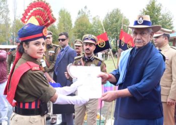 لیفٹیننٹ گورنر نے ایس ٹی سی شیری بارہمولہ میں جے کے پی کے ریکروٹ کانسٹیبلوں کی پاسنگ آﺅٹ پریڈ میں شرکت کی
