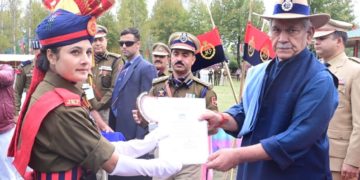 لیفٹیننٹ گورنر نے ایس ٹی سی شیری بارہمولہ میں جے کے پی کے ریکروٹ کانسٹیبلوں کی پاسنگ آﺅٹ پریڈ میں شرکت کی