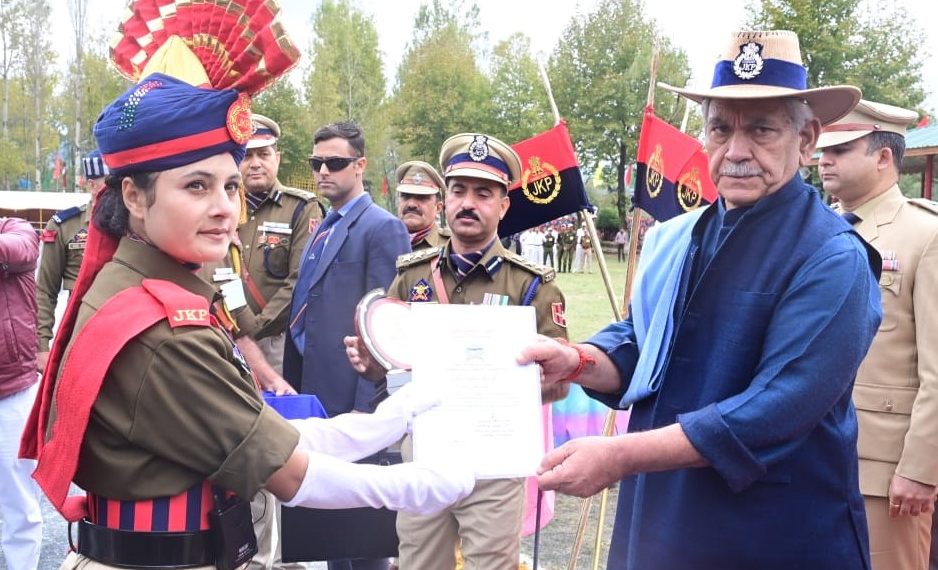 لیفٹیننٹ گورنر نے ایس ٹی سی شیری بارہمولہ میں جے کے پی کے ریکروٹ کانسٹیبلوں کی پاسنگ آﺅٹ پریڈ میں شرکت کی