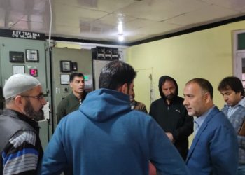 اے ڈی سی ترال کا کئی اہم دفاتر کاشام دیر گئے اچانک معائنہ