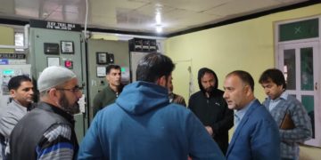 اے ڈی سی ترال کا کئی اہم دفاتر کاشام دیر گئے اچانک معائنہ