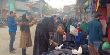 اسسٹنٹ لیبر کمشنر پلوامہ نے بازاروں کا اچانک دورہ کیا۔