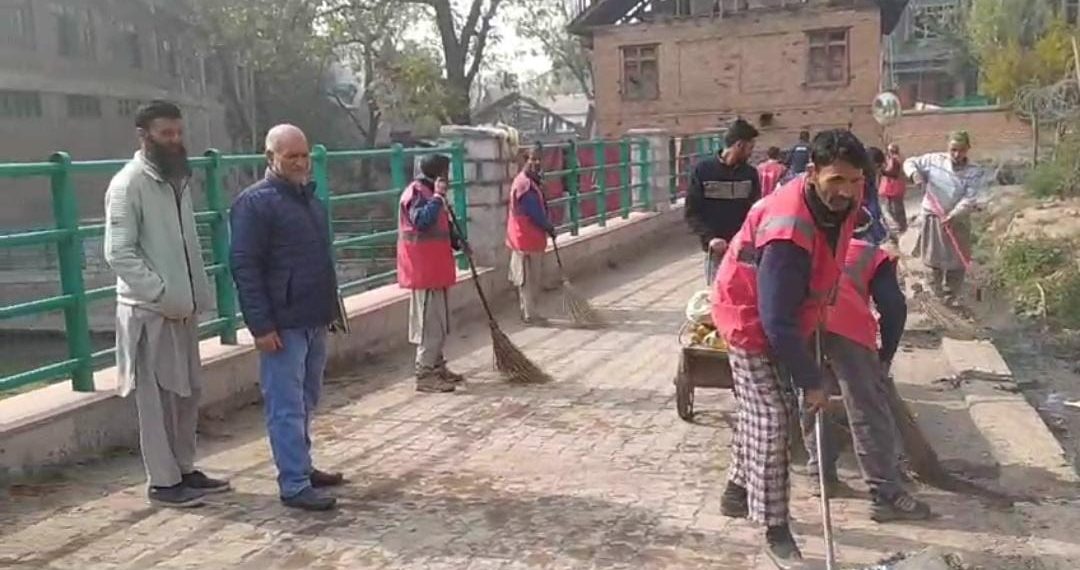 سوچھ دیوالی شپ دیوالی کے پیش نظر میونسپل کمیٹی ترال کی صفائی مہم