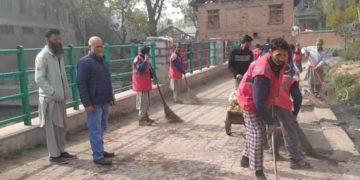 سوچھ دیوالی شپ دیوالی کے پیش نظر میونسپل کمیٹی ترال کی صفائی مہم
