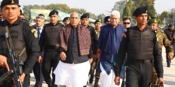 کوئی بھی ہمارے فوجیوں کو حقیر نظر سے دیکھنے کو برداشت نہیں کر سکتا:وزیر دفاع