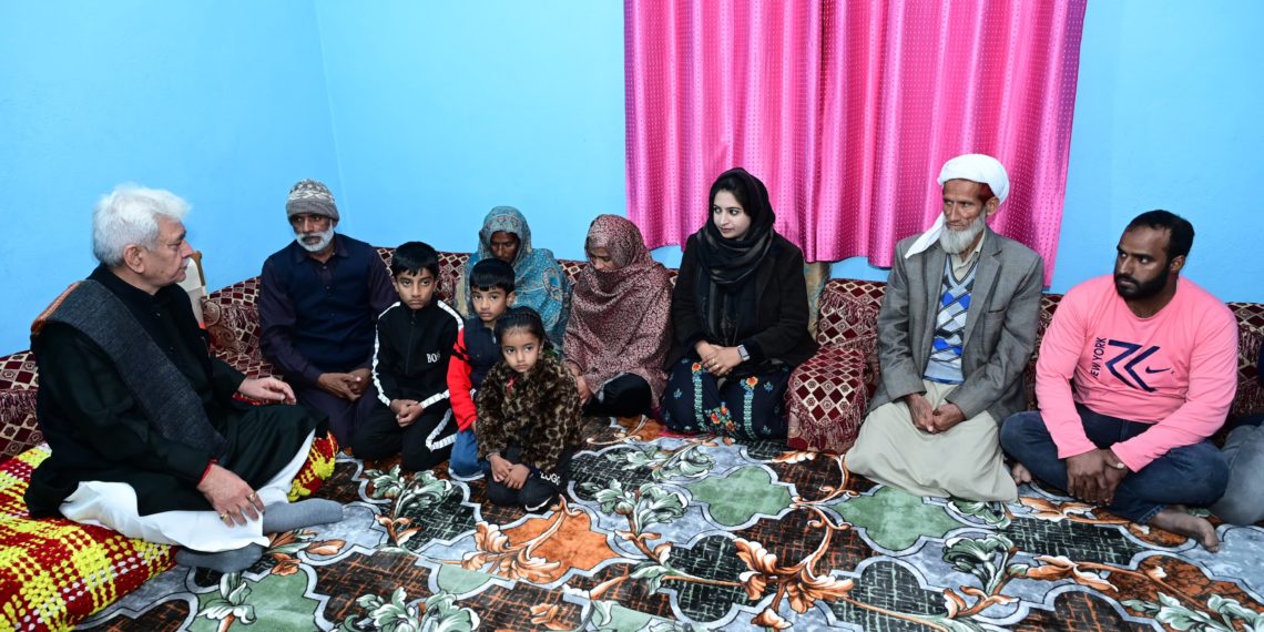 لفٹینٹ گورنر پونچھ میں شہید حوالدار عبدالمجید کے گھر گئے