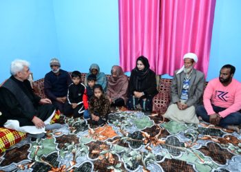 لفٹینٹ گورنر پونچھ میں شہید حوالدار عبدالمجید کے گھر گئے
