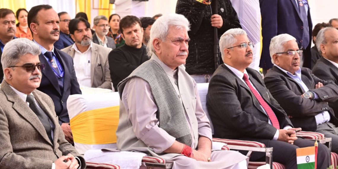 راج بھون جموں میں منعقدہ ورکشاپ میں لیفٹیننٹ گورنر کے علاوہ جموںوکشمیر کے اہم اِداروں کے وائس چانسلروں ،سربراہان اور فیکلٹی ممبران نے شرکت کی