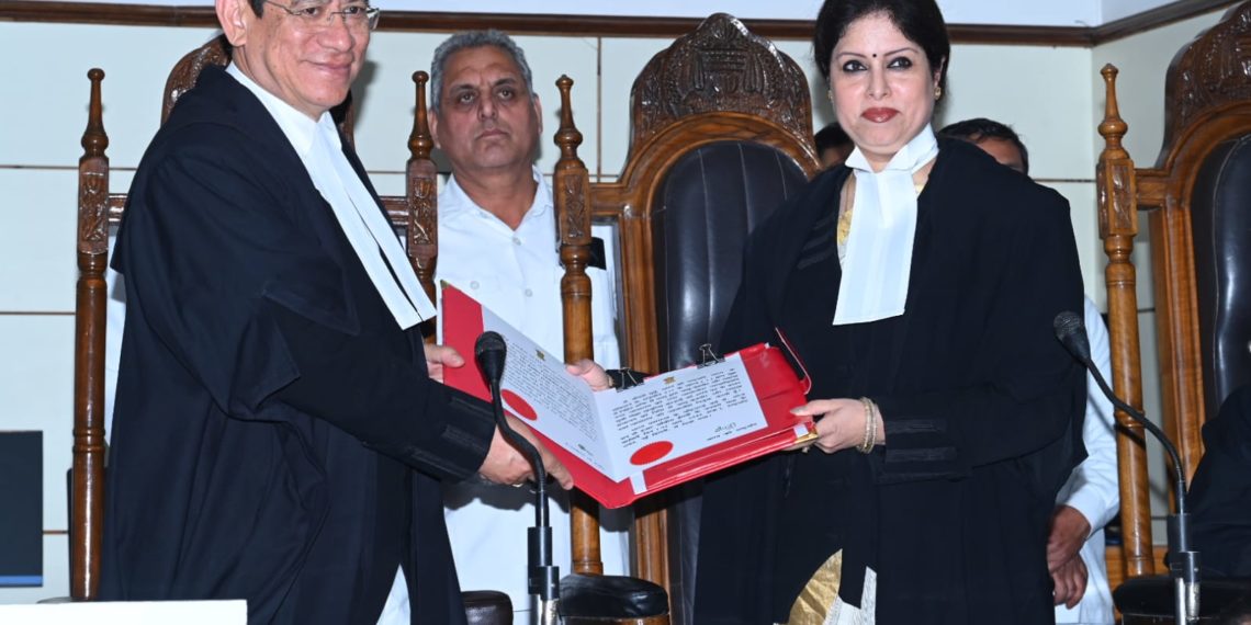 چیف جسٹس نے دو جج صاحبان کو ہائی کورٹ کے مستقل ججوں کے عہدے کا حلف دِلایا