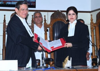 چیف جسٹس نے دو جج صاحبان کو ہائی کورٹ کے مستقل ججوں کے عہدے کا حلف دِلایا