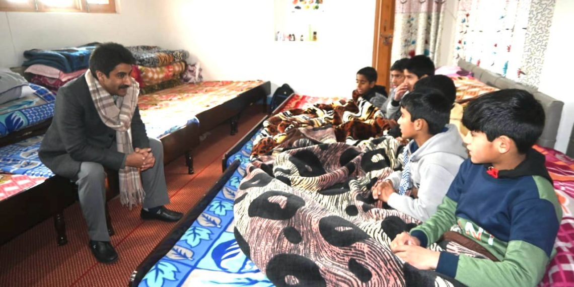 ضلع ترقیاتی کمشنر اننت ناگ نے ضلع میں چائلڈ کیئر اِداروں کا تفصیلی معائینہ کیا