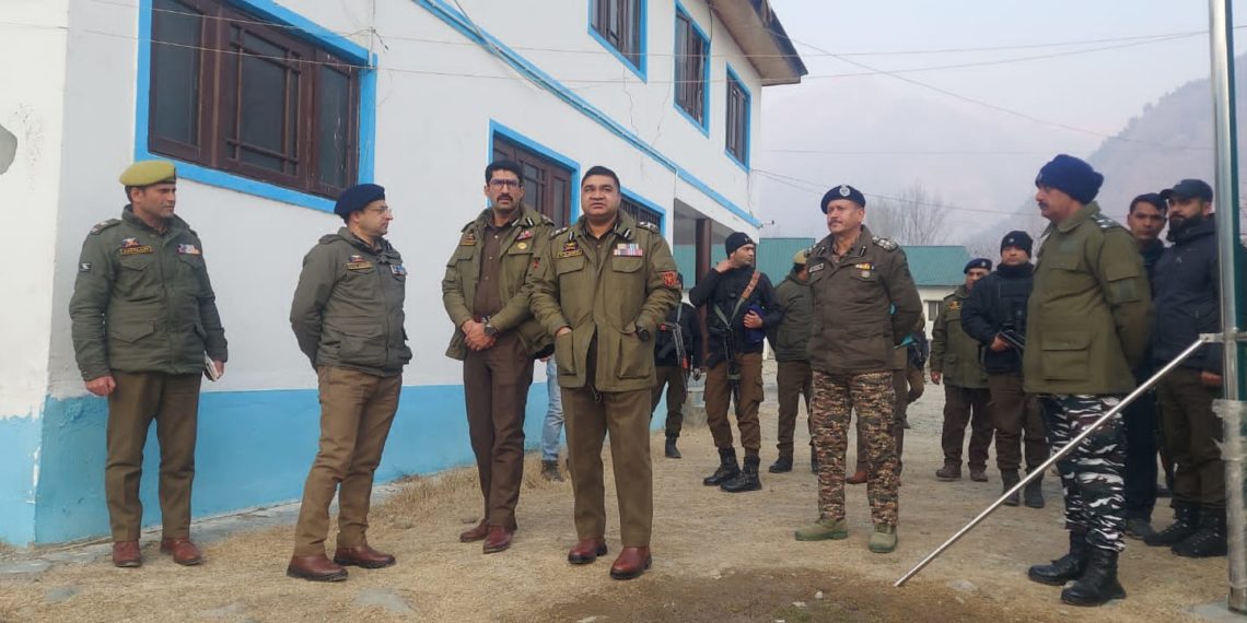 آئی جی پی کشمیر نے ڈی آئی جی جنوبی کشمیر اور ایس ایس پی اونتی پورہ کے ہمراہ پولیس اسٹیشن ترال اور آری پل کا دورہ کیا