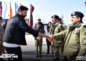 ورون تیج اور مانوشی چھلر سٹارر آپریشن ویلنٹائن ٹیم نے پلوامہ میموریل کا دورہ کیا