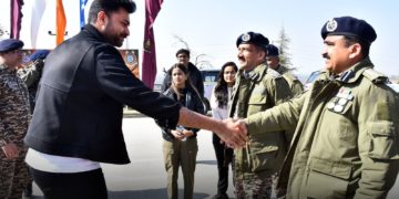ورون تیج اور مانوشی چھلر سٹارر آپریشن ویلنٹائن ٹیم نے پلوامہ میموریل کا دورہ کیا